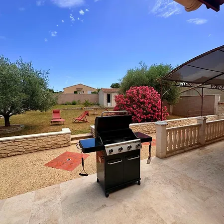 Villa Familiale Avec Piscine Privee Pour 10 Pers Sabran