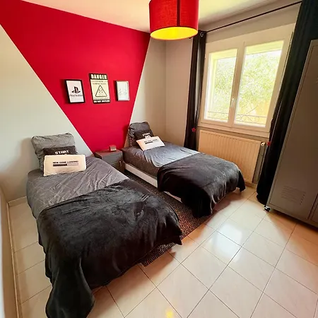 Familiale Avec Piscine Privée Pour 10 Pers *