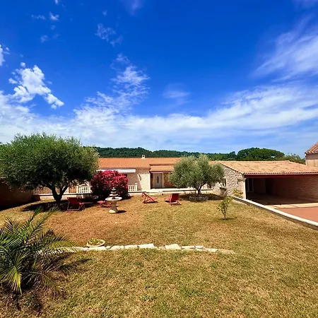 Familiale Avec Piscine Privée Pour 10 Pers
